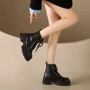 2023 Женская обувь, женские ботинки с перекрестной шнуровкой, модные повседневные ботинки с металлическим украшением, женские новые ботильоны на молнии с круглым носком сбоку